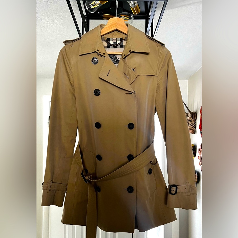 Burberry, The Kensington Trench Coat.
Size 4 (USA).